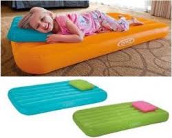 Matelas gonflables confortables pour enfants.